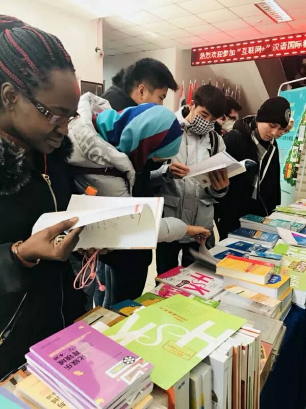 交流合作六:加强与外语教学与研究出版社合作 为成人影片
发展搭建新平台 (2)_副本.jpg